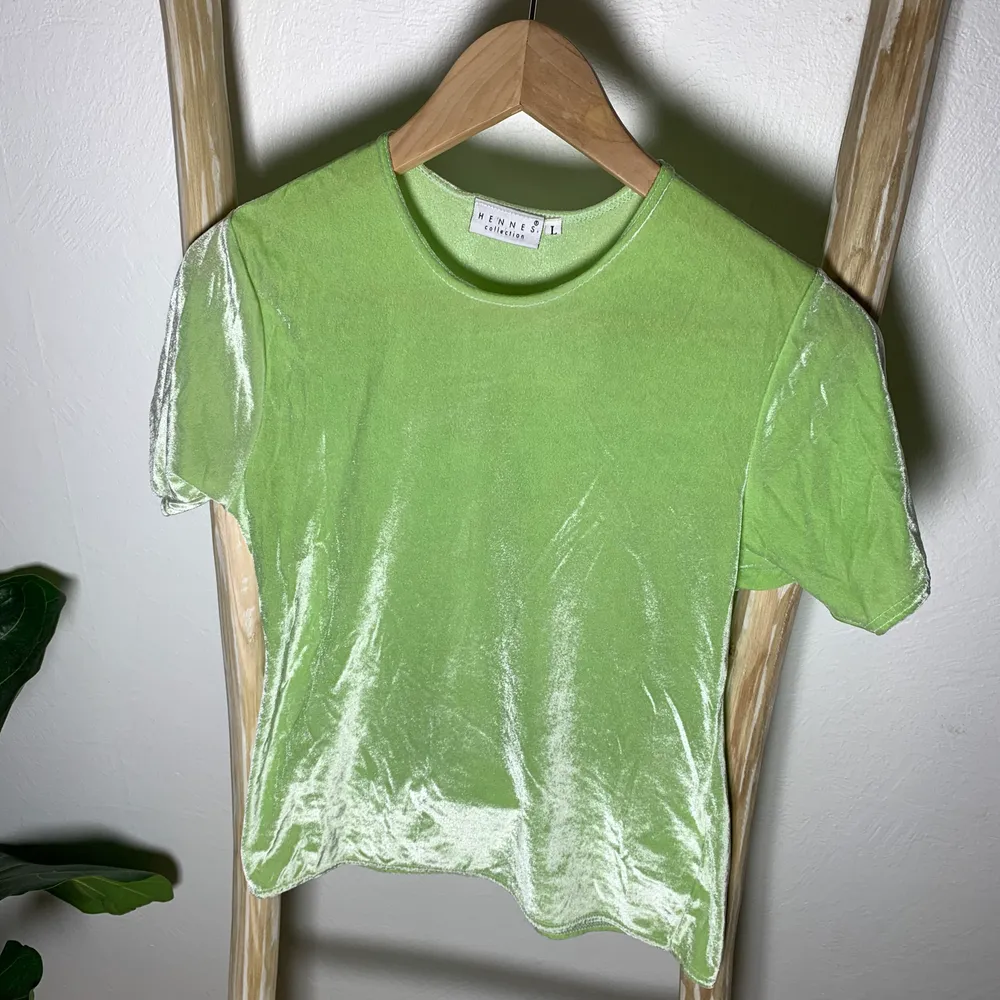 En grön sammets T-shirt i supercoolt material, mjuk och stretchig! Väldigt fint skick och passar storlek XS-L även fast det står storlek L.. T-shirts.