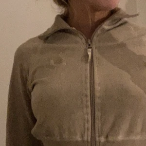 zip up hoodie😫🙏🏼 - super snygg beige 20’s zip up från när jag va liten! passar mig som är XS/S!❤️💗 den har typ en dödskalle på bröstet