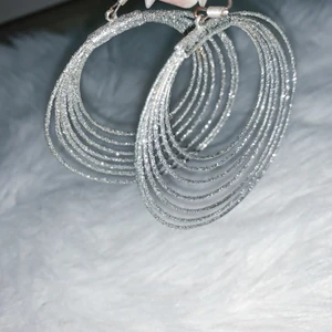 Silver glittriga örhängen  - Jättefina silver glittriga örhängen. Säljer för 30kr. Kan skicka flera bilder via meddelanden.