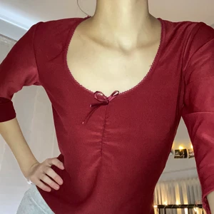 Söt topp  - En supersöt topp i vinrött. Varan har inga defekter och är köpt second-hand. Jag på bilden har storlek XS och sitter därmed en aning pösigt då den är i M. Läs mina villkor innan köp! 🧚🏼💓
