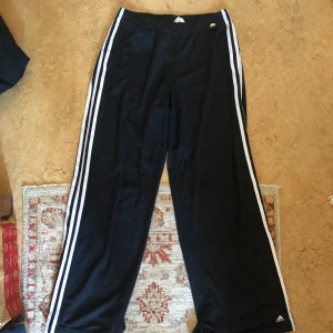 Adidas byxor - Super sköna byxor från adidas, köpta second hand. Storleken är L men resåren vid midjan sitter tight men går att töja till alla storlekar. Finns tyvärr inga fickor :( men de är väldigt luftiga och sköna att ha på sig när man bara chillar. 🤝 City/Söder.