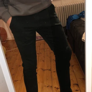 Shopping new tomorow byxor  - Tjenare jag säljer ett par byxor för 300 kronor dem är i storlek W30 L30 och dom är bara använda en gång, dom är i jätte bra skick dom kan också skickas men köparna står för frakt :)