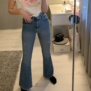 Jenas - Super snygga boutcut jeans från ginatricot! Något korta på mig som är 170. Frakten ingår inte i priset utan läggs (79kr)💕