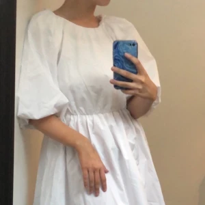 Vit liten klänning  - Denna söta klänning är köpt för endast en vecka sedan och är aldrig använd. Säljer då jag beställde hem två likadana för att känna av storlek! 