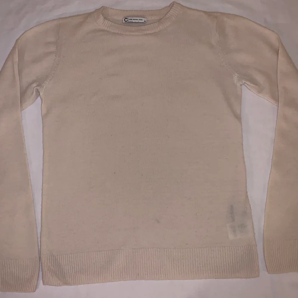 Cream wool sweater. Stickat.