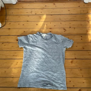 Grå melange t-shirt - Stl L men känns mer som M