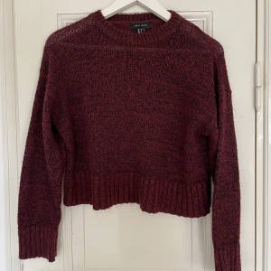 Vinröd stickad tröja  - Fin stickad tröja, vinröd färg. Väldigt bra skick! Spårbar frakt med DHL inräknad i priset!