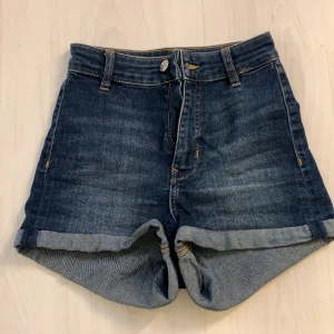 Shorts  - Fina jeansshorts från hm! Rätt små i midjan. Frakten ingår inte i priset utan läggs till (40kr)💕