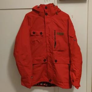 Peak Preformence - En röd skidjacka från Peak preformence, modell Henrik Windstedt i stl M. Gortex. Dragkedja och avtagbar huva, med smarta fickor och även snölås. Den är mycket gott skick.