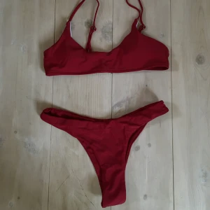 Röd bikini - (Bud på 250kr) 💕Säljer denna fina röda bikinin som är oanvänd med trosskydd kvar. Justerbara band. Passar cirka S💕
