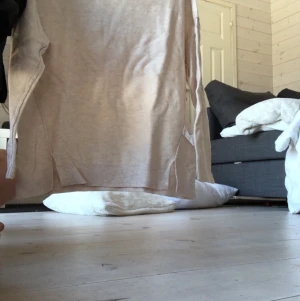 Tjocktröja från zara - Används inte, tvättas innan postningen, kan byta men då måste du betala frakten. Jag betalar inte frakten. Priset kan förhandlas vid affär inom 12 timmar