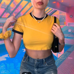 Gul baby tee med matchande scrunchie - Gul baby tee med matchande scrunchie i samma tyg! Super bekväm, stretchig och älskar längden på armarna!🥰🥰