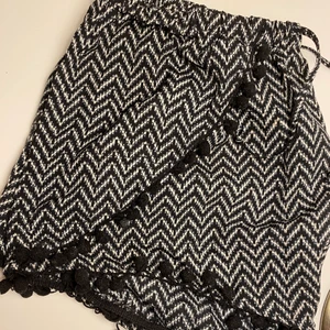 Shorts  - Ett par stretchiga shorts från BIKBOK. Skulle säga skicket är Okej då ”bollarna” på shortsen är lite dammiga. Men går förmodligen bort i tvätten. Köparen står för frakt💖