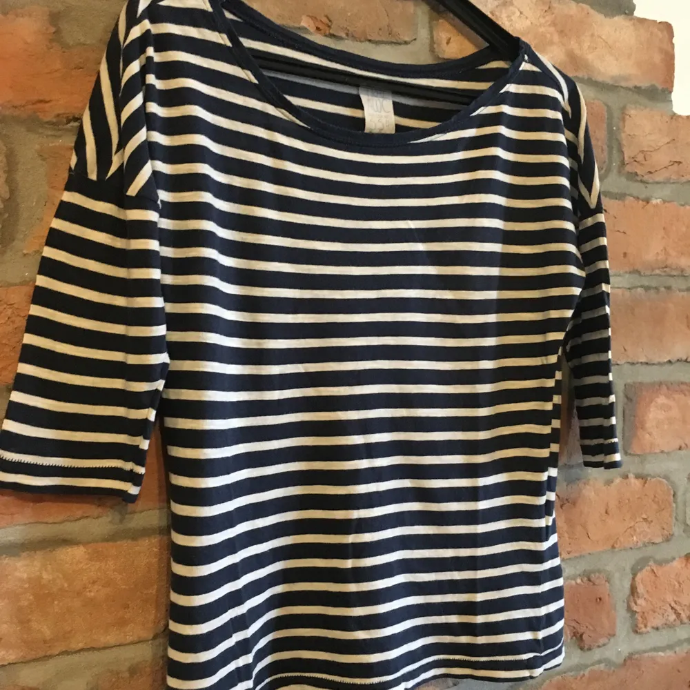 ZARA cotton striped blue shirt.  Sleeves 3/4 Had a small hole which was stitched. Size S  Pick up available in Kungsholmen  Please check out my other items! :) . Skjortor.