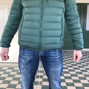 PARA JUMPER SUPER LIGHT WIGHT M QR kod  - Köpt för 2 dagar sen, fel storlek för mig men otroligt fin färg till våren. Passar män och kvinnor men är för män. Finns QR kod som visar att den är äkta! Passar även en M.  Kan fraktas 