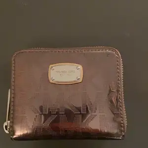 Fin plånbok från Michael kors köpt i San Fransisco🤍 250+frakt🙌🏼 rymmer flera kort, mynt och sedlar💓