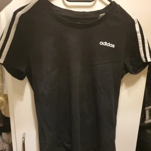 Adidas T-shirt  - Storlek s.