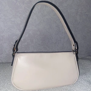 Axelremsväska färg kaki - Helt ny handväska som tyvärr aldrig har kommit till användning  Pris kan diskuteras  Möts upp i Malmö