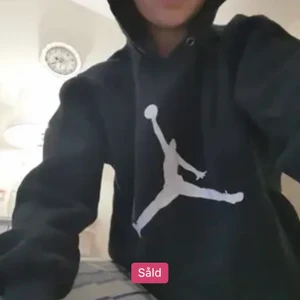 Jordan hoodie⚡️⚡️⚡️ - Skit cool hoodie, lånad bild men är exakt samma hoodie köpt på esos, använt ca 1 gång hemma bara, väldigt fint skicka inga märkvärdigheter så pass som ny. På bilden finns det ej snöret vilket finns på min☁️☁️💛