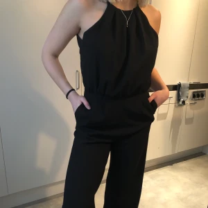 Jumpsuit  - En superfin jumpsuit som tyvärr blivit för liten för mig. Väldigt bekväm att ha på sig. Öppen rygg med spets. Köparen står för frakten.
