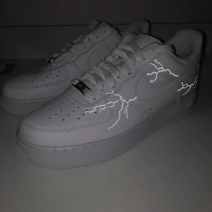 Nike AF1 Lightning - Riktigt häftiga AF1 med reflexmotivet "lightning". Skicka in dina skor till oss så designar vi dem för 299kr eller köp nya för 299kr + skokostnaden🥰