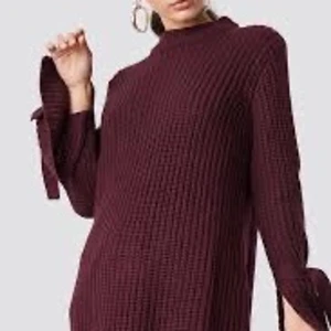 Stickad tröja med Slit - Från märket Ruth & Circle köpt på Nakd. Lite nopprig men annars super skick! M/L