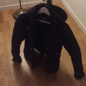 Jättefin marinblå jacka - Varm och skön jacka, i marinblå färg och med en vänster gulddetalj💓