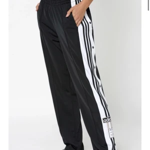 Adidas popper pants - Popper pants från Adidas. Första bilden visar hur de sitter på, de jag säljer är i färgen marinblå. Sparsamt använda, i mycket gott skick. Storlek 36.