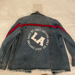 Juicy Couture jeansjacka - Juicy Couture jeansjacka, använd 2 gånger. Säljer pga att den inte kommer till användning. Är en storlek S men oversize. Helt felfri! 400kr och köparen står för frakten. Kan också hämtas upp i Göteborg. Har valt den dyra frakten så kan bli billigare! 