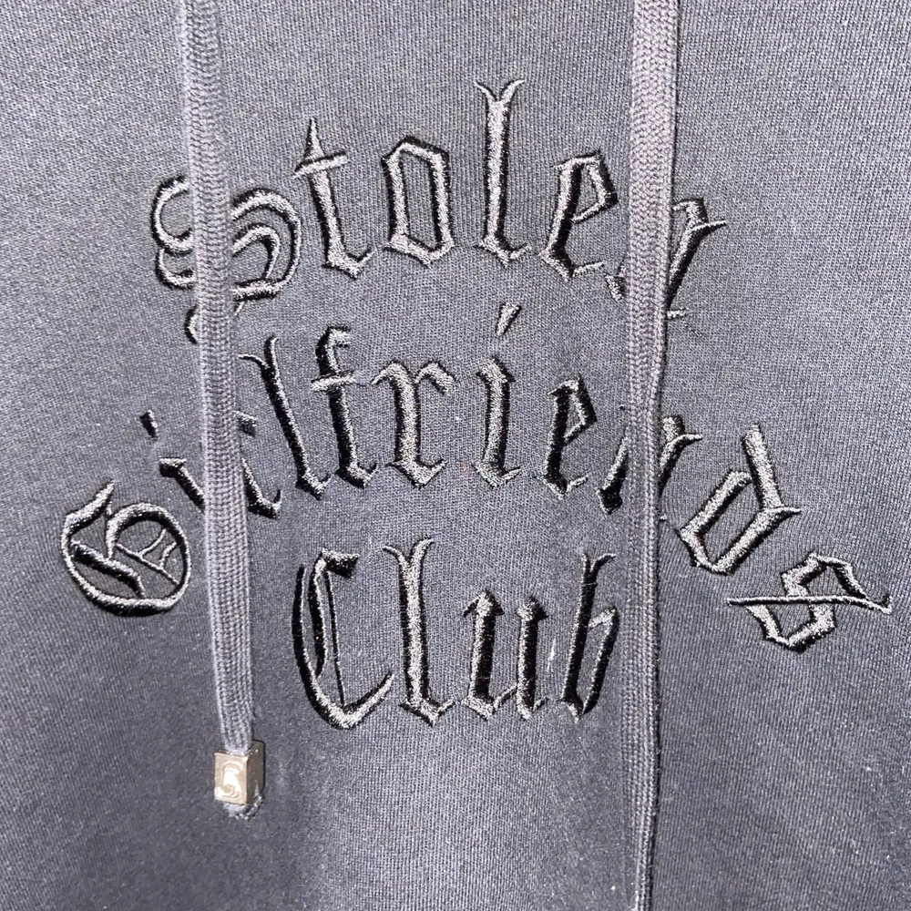 Svart hoodie med nitar längs ärmarna, och tryck ”stolen girlsfriends club” heter märket 💕 strl 38 pris 130kr, skriv för fler bilder . Hoodies.