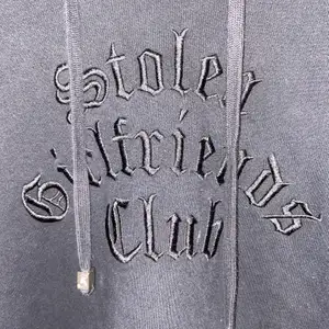 Svart hoodie med nitar längs ärmarna, och tryck ”stolen girlsfriends club” heter märket 💕 strl 38 pris 130kr, skriv för fler bilder 