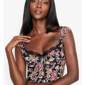 Bralett topp - Superfin topp från Victoria secret. Liten i storleken. Bara använd under 1 tillfälle. Köpt för 1100kr