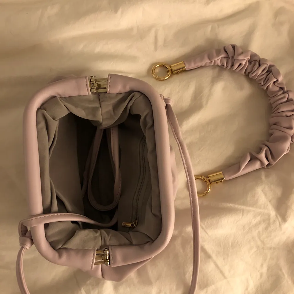 Så otroligt gullig och fin lavendellila väska. Finns två olika handtag som man kan byta mellan. Inte min stil tyvärr 💘. Väskor.