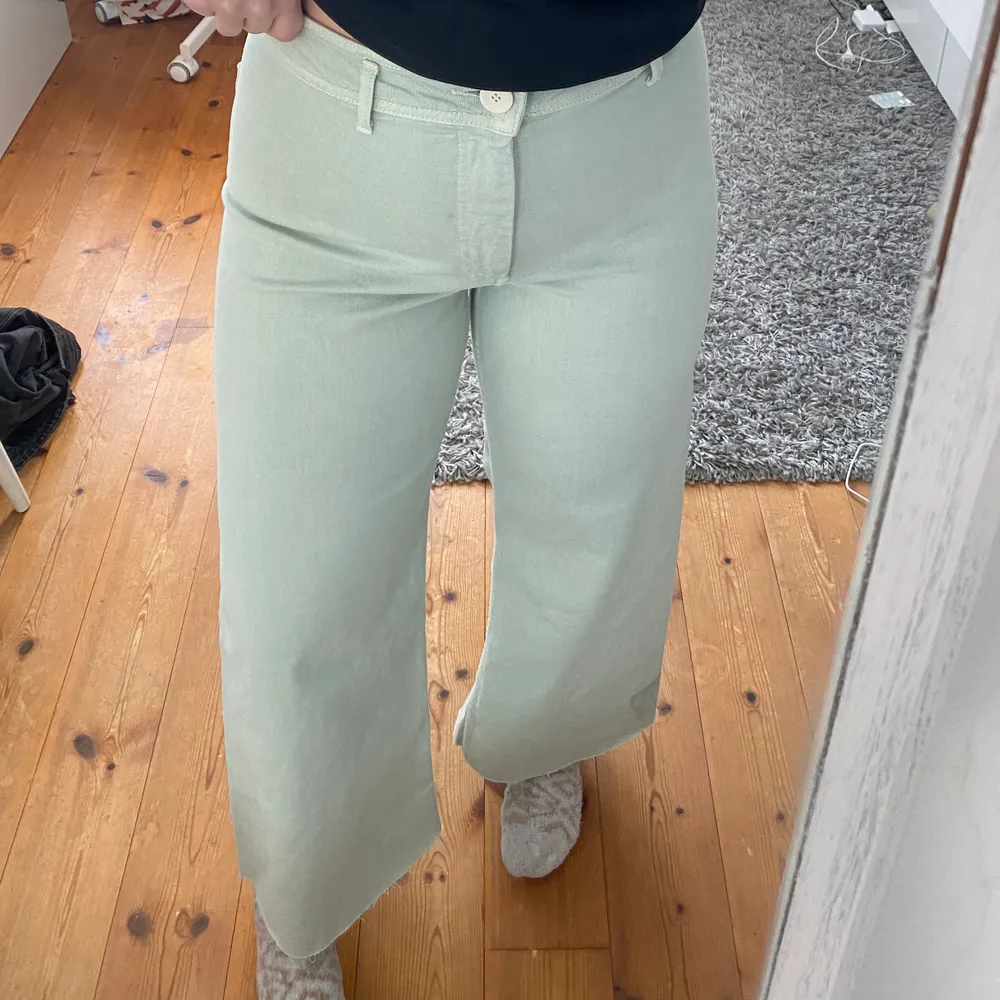 Pastellgröna jeans från Zara, jättefina men passar inte mig riktigt. Köparen står för frakten. Jeans & Byxor.