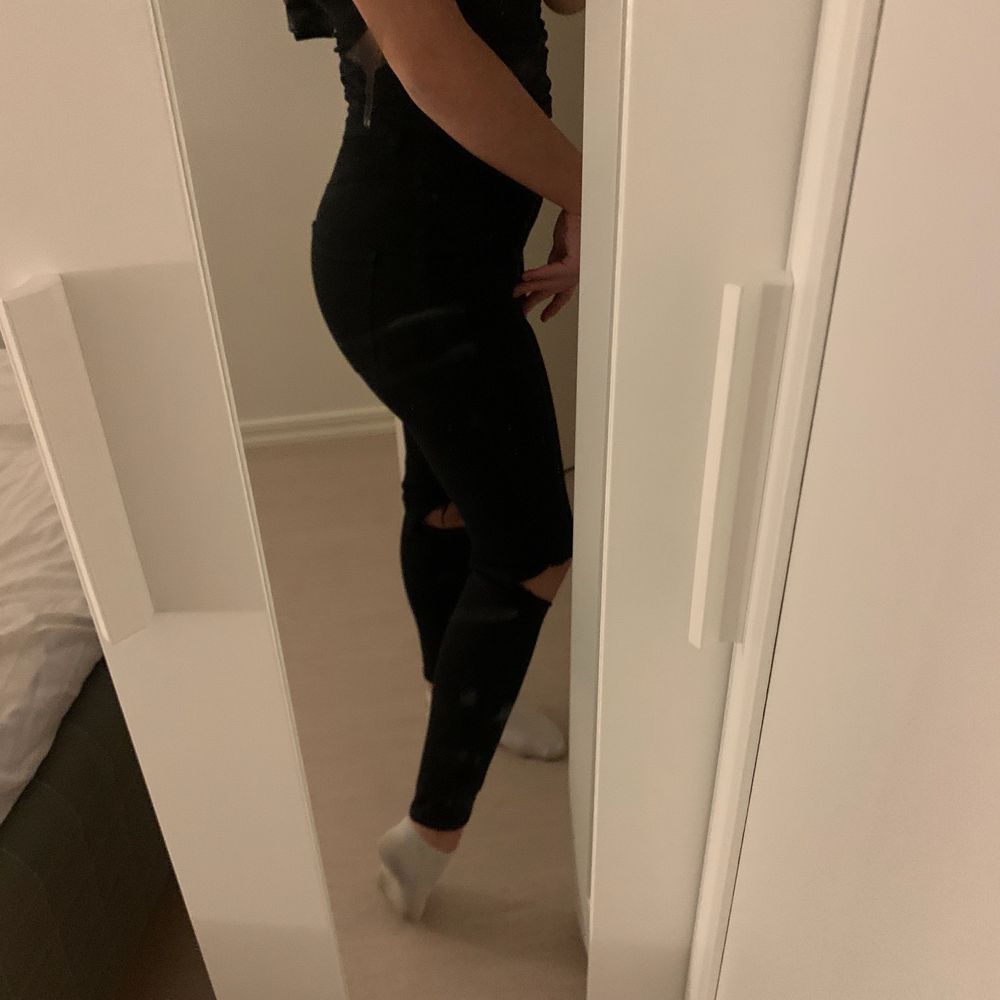 Svarta jeans från gina som jag själv klippt hål i! Jättefina jeans och det är inte en utfärgad svart utam de är i princip helt nya! Säljer pga använder inte då de blivit för små och inte min stil längre! Är i storlek xs men passar ävem mig som är en S i byxor!. Jeans & Byxor.