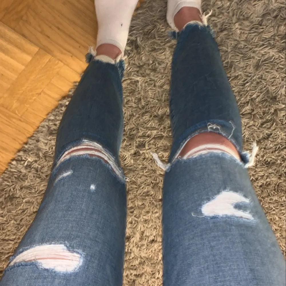 Helt nya Abercrombie & Fitch jeans, slitningar på knän och framme och bak vid fötterna. Endast prövade så jättefint skick. Högmidjade! . Jeans & Byxor.