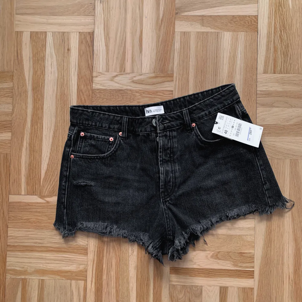 Supersnygga slitna svarta jeansshorts från Zara i storlek 40! Perfekt till sommaren 😍 Något små i storleken. Säljer pga just för små, aldrig använda så helt nya! (Nypris 259.-)✨ bara höra av er om ni har några frågor! . Shorts.
