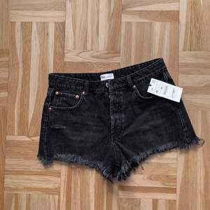 Supersnygga slitna svarta jeansshorts från Zara i storlek 40! Perfekt till sommaren 😍 Något små i storleken. Säljer pga just för små, aldrig använda så helt nya! (Nypris 259.-)✨ bara höra av er om ni har några frågor! 