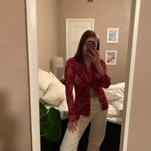 Röd blus från humana - Röd plisserad blus köpt på humana, fint skick. 