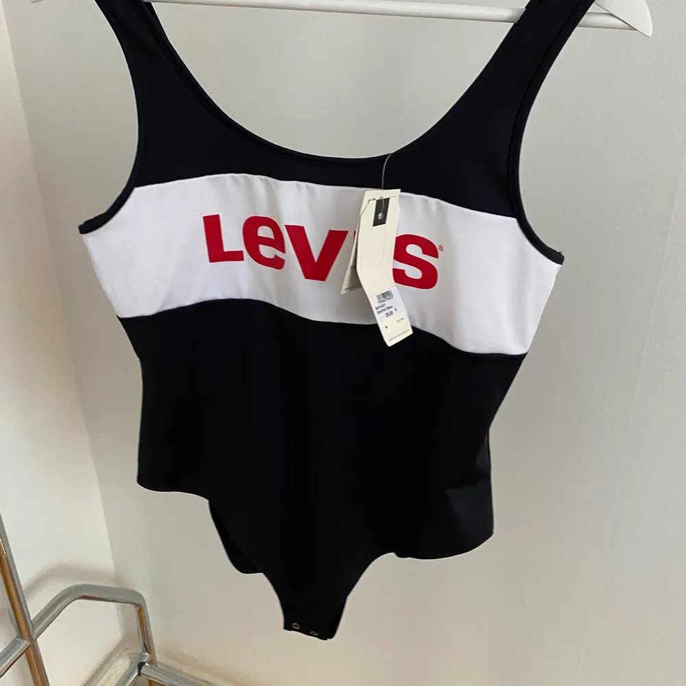 New bodysuit from Levi’s! The fabric ressembles the one of a swimsuit! Brand new, with tag on, I bought it for 29€ (290Sek). The price is negotiable, so feel free to send me a message to discuss or if you want more information/pictures!☺️ I accept Swish and PayPal if you rather do that!. Toppar.
