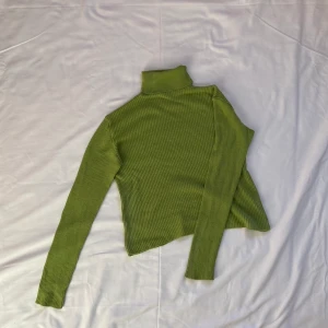 Grön vintage polotröja  - Skitsnygg vintage polo, 90s, känns som något som Rachel från Friends skulle kunna ha 😍 Köpt på Humana för några år sedan. Lite sliten men inget man tänker på. Väldigt stretchig så passar allt från S-L, ingen lapp så vet inte exakt storlek.