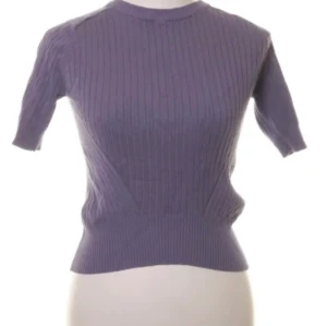 Stickad kortärmad pullover  - Stickad kortärmad pullover i en vacker lavendellila. I bra skick. Den är lite kortare i storleken, inte direkt croptop men nästan.