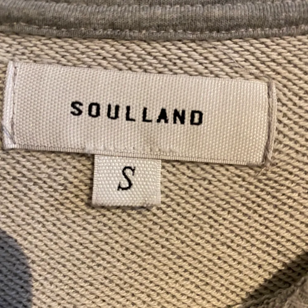 Hej! Säljer en Soulland tröja storlek S men skulle säga att den också passar M då den är rätt så stor för storleken S. Tröjan är i vädligt fint skick och har bara använts fåtal gånger. Priset kan diskuteras. Tröjor & Koftor.