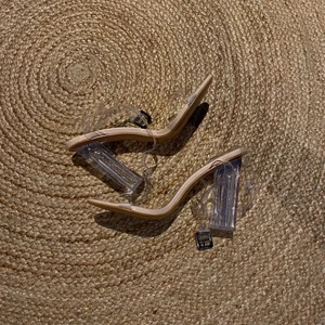 Klacksko  - Säljer mina supersnygga klackar pga att dom var något för små, passar 38-39;) Helt oanvända bara testade hemma. Köpta för 300, spårbar frakt 66kr som köparen står för✨