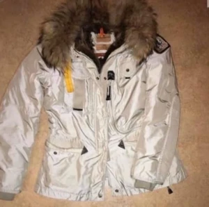 Parajumpers New Denali beige - Säljer min PJS (kort modell) då jag skaffat ny jacka. Inköpt från Johnells. Nyligen kemtvättad. Storlek M / 40. Har regnluva man kan ta ut där bak. Mycket varm och kroppsvärme isolerande. Äkta päls i kragen. Dragkedjan för fickan trasig, annars inga defekter.