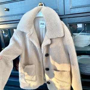 JACKA ZARA - Jättefin jacka från Zara men jag har en liknande som jag använder mer. Varm och skönt material inuti. 250kr + frakt eller högst budande😊