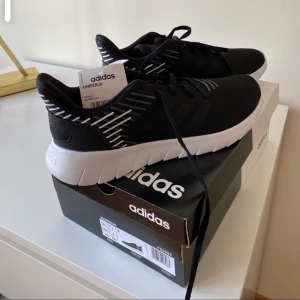 Adidas  - Helt oanvända Asweerun Adidas , svart/vita, storlek 40 