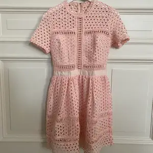 Ljus rosa klänning från By Malina. Storlek XS. Aldrig använd!☺️