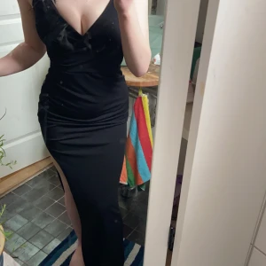 Svart klänning  - Säljer min svarta finklänning då den inte kommer till användning använd endast 1 gång. Säljer den för 150kr +frakt kan ändra pris nypris är runt 400-500kr (de är spegeln som är smutsig inte plagget)