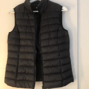 Svart väst köpt på Chelsea  - Jätte fin basic svart väst köpt på Chelsea i Göteborg, använd men i fint skick GRATIS FRAKT